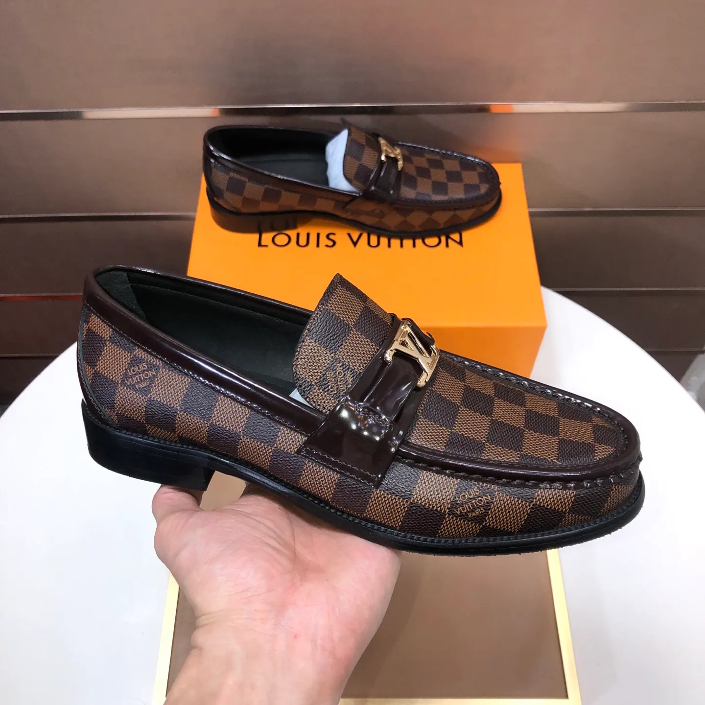 Men's men's shoes💰540💰[LV] (original single cowhide lining)🍀LV's latest genuine leather business suit shoes are available on the official website at the same time. The first-layer cowhide imported from Italy is made of heavy gold, and the official website has a 1:1 rubber outsole. Versatile to wear, high-end without losing class, and the color combination is extraordinary. This four-season style is alluring when worn on your feet, showing off your big-name flair. Standard code 38-45 (45 customized)